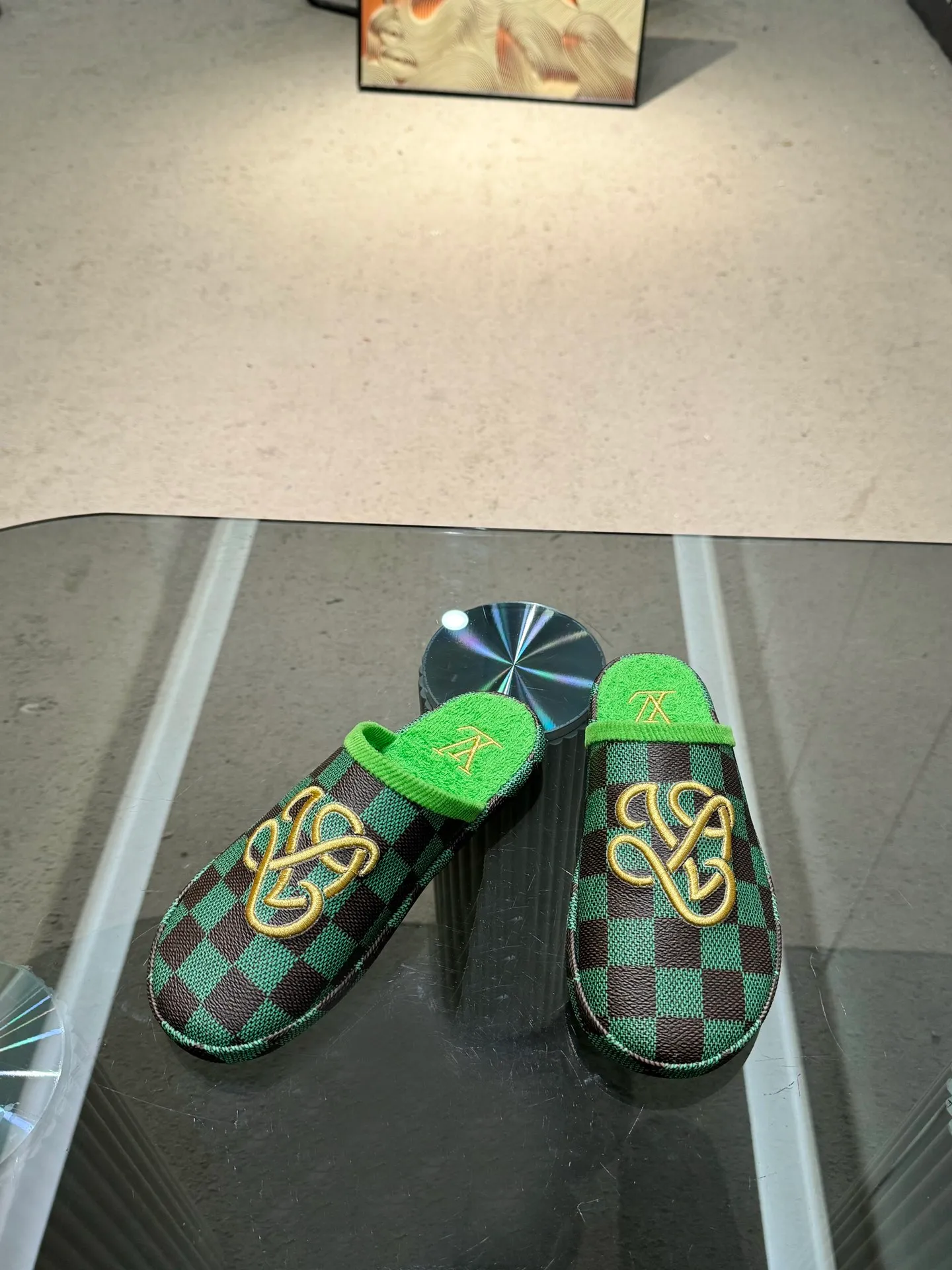 👟👟Ex-factory price 320👟👟 The 2024 couple’s counter features the latest hard goods of LV and Loewe co-branded slippers🆕 ✿Purchase level! Full of high-end feel! A popular model among bloggers at home and abroad, it’s retro and fashionable and looks amazing on your feet! Official website main recommendation code number 35-46